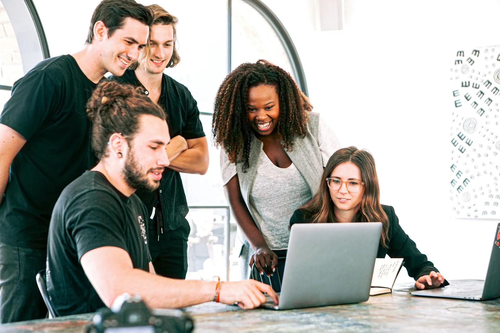 Menschen arbeiten gemeinsam am Computer